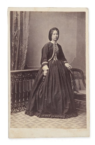 [Woman in black dress] CDV Carte de Visite